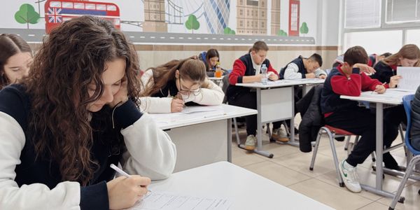 Что получает ребёнок: язык как инструмент или как нагрузку? Взвешенный разбор плюсов и подводных камней